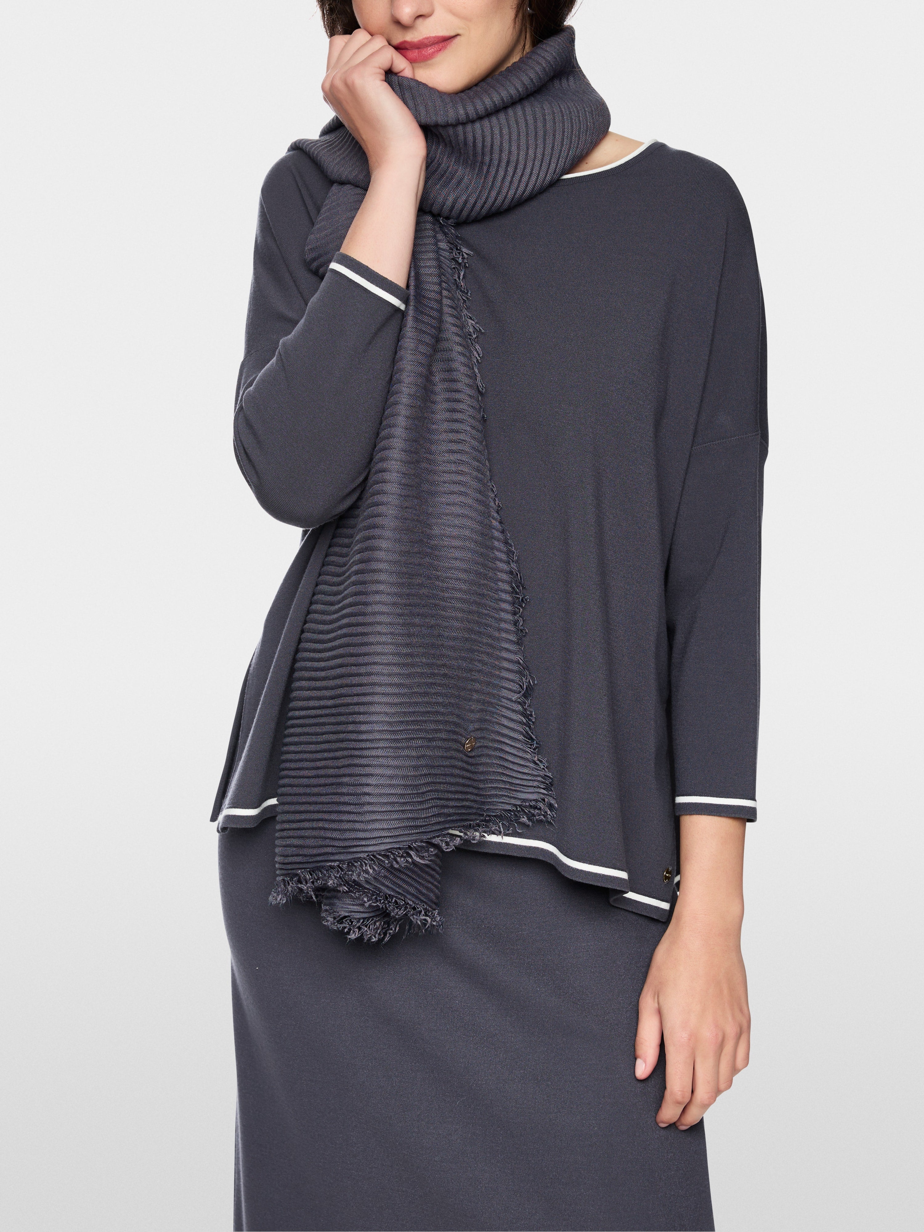 Marc Cain B105Z Scarf in Periscope - detail view