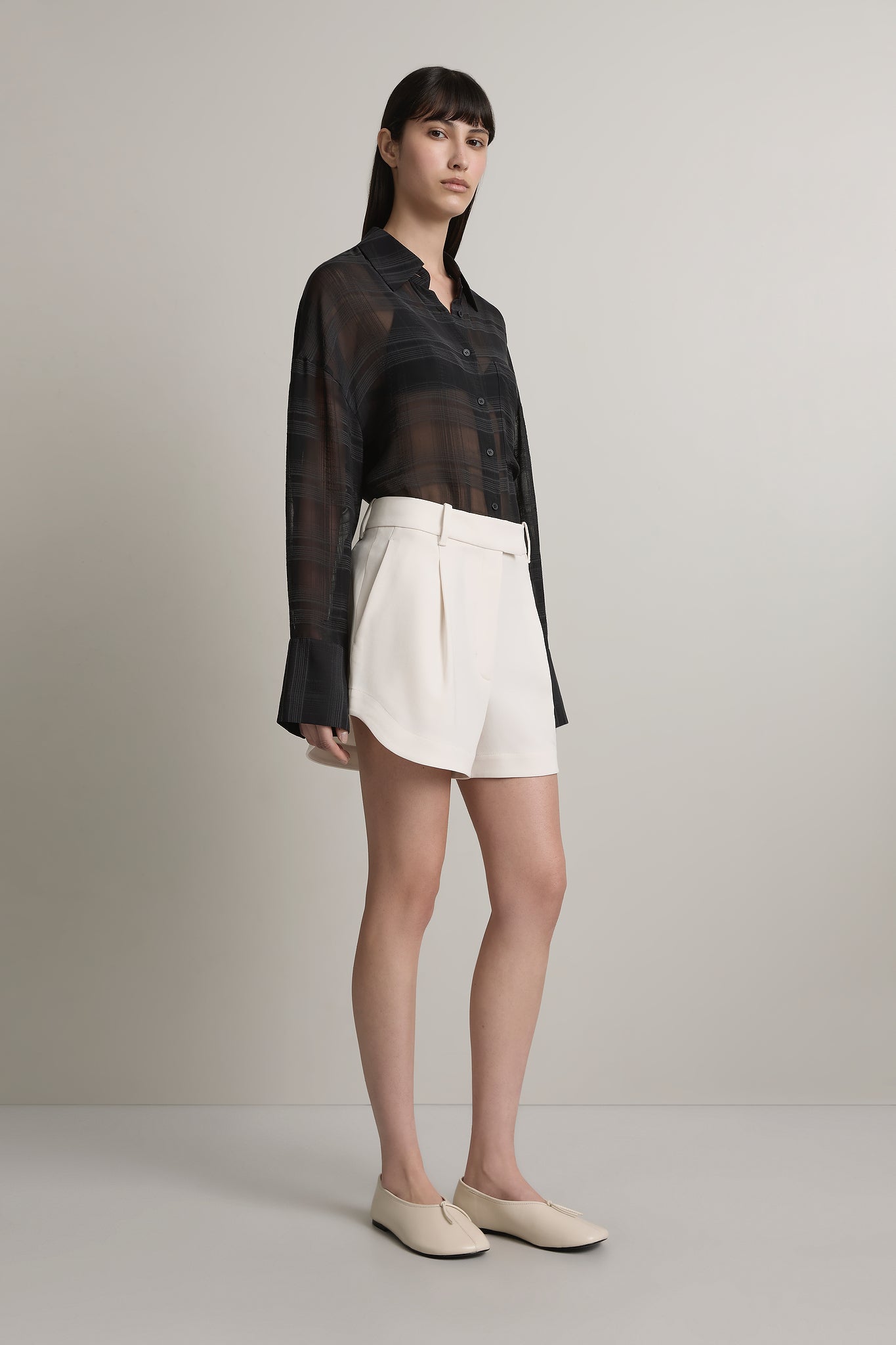 A Emery Tonkin Short in Oyster - detail view