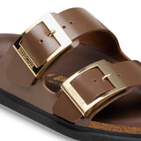 Birkenstock Arizona Droplet Buckle High Shine Sandal in Carafe Patent Narrow - styled look