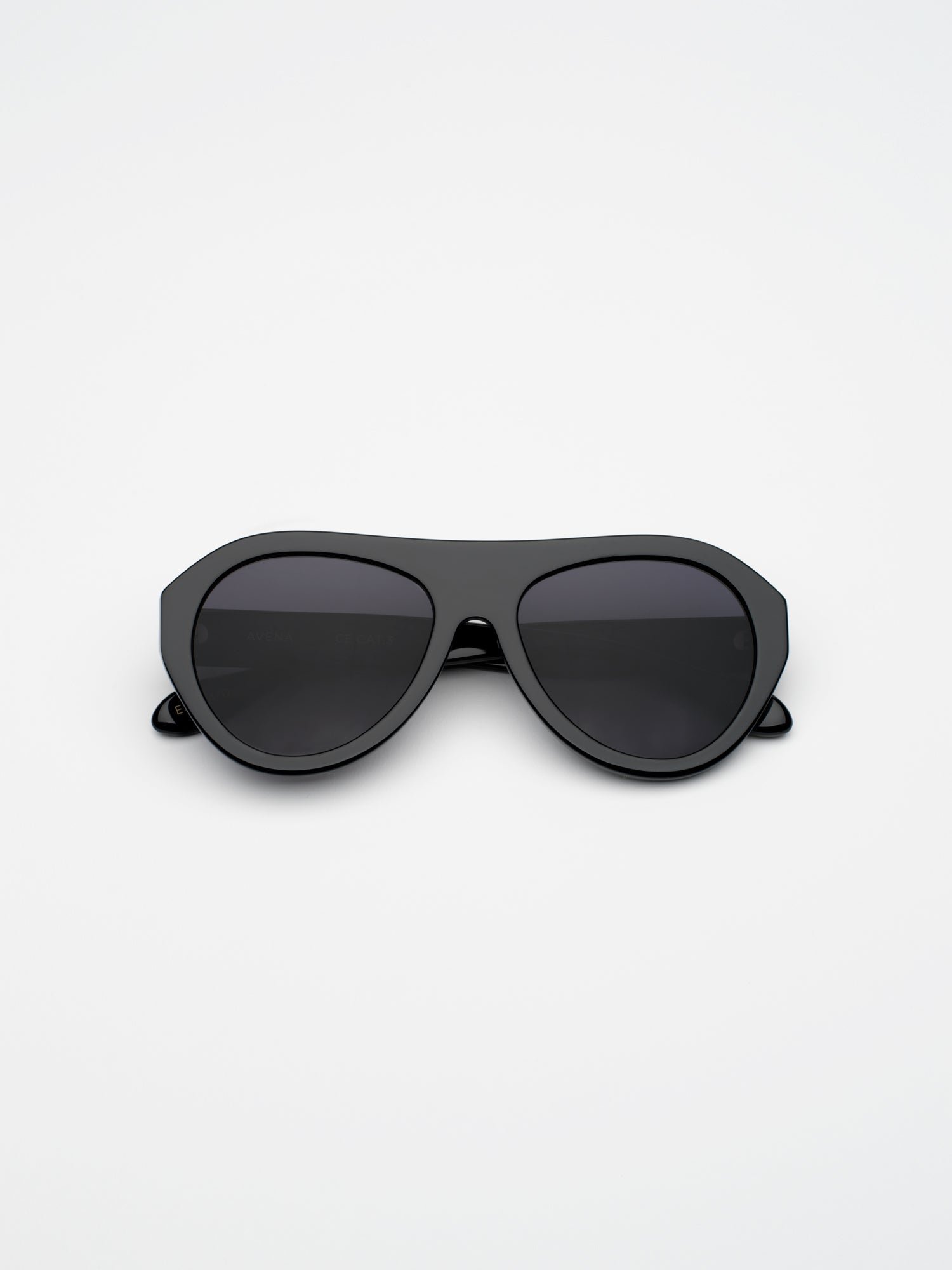 Edera Eyewear Avena in Black - styled look