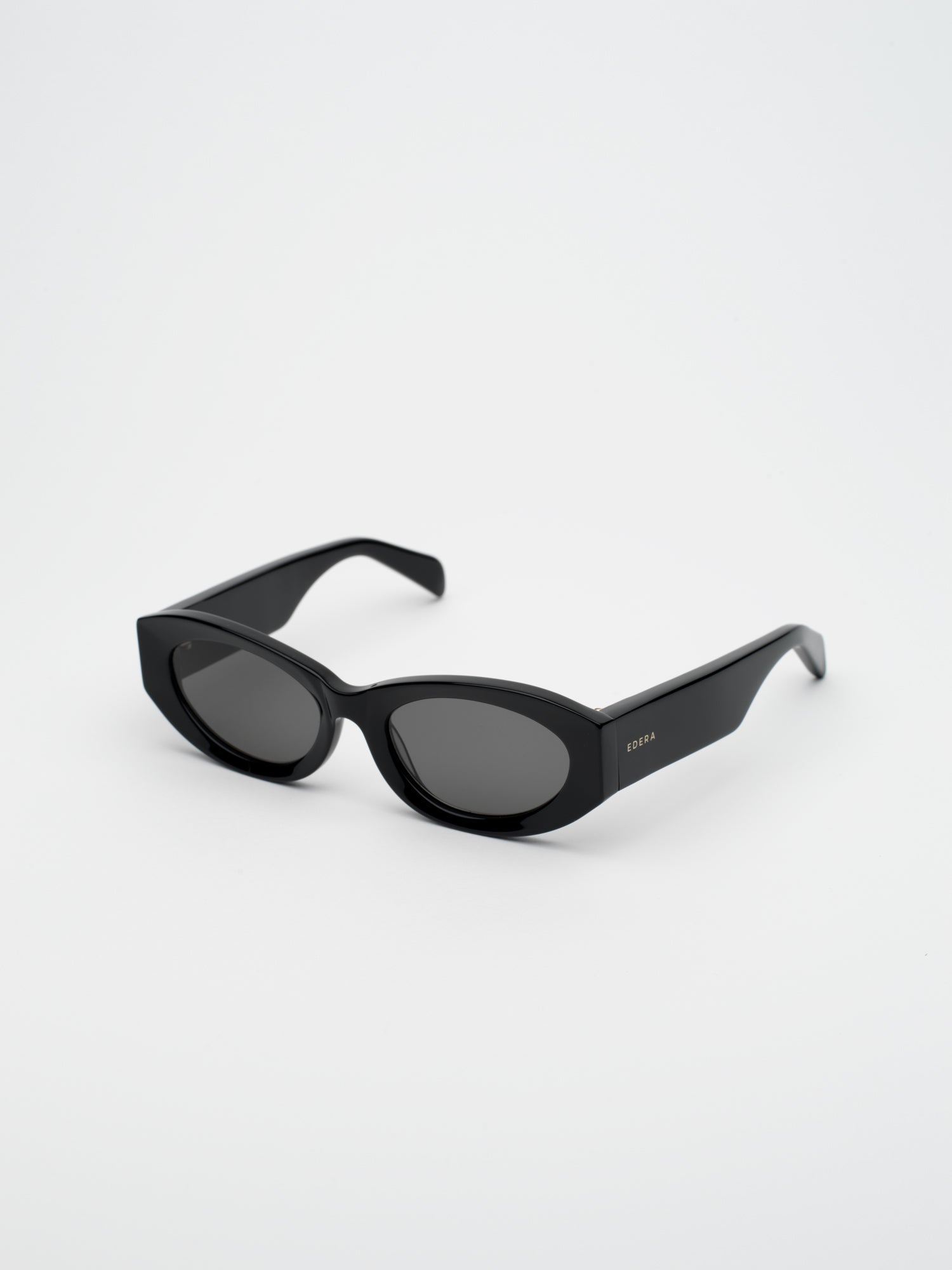 Edera Eyewear Margaux in Black - styled look