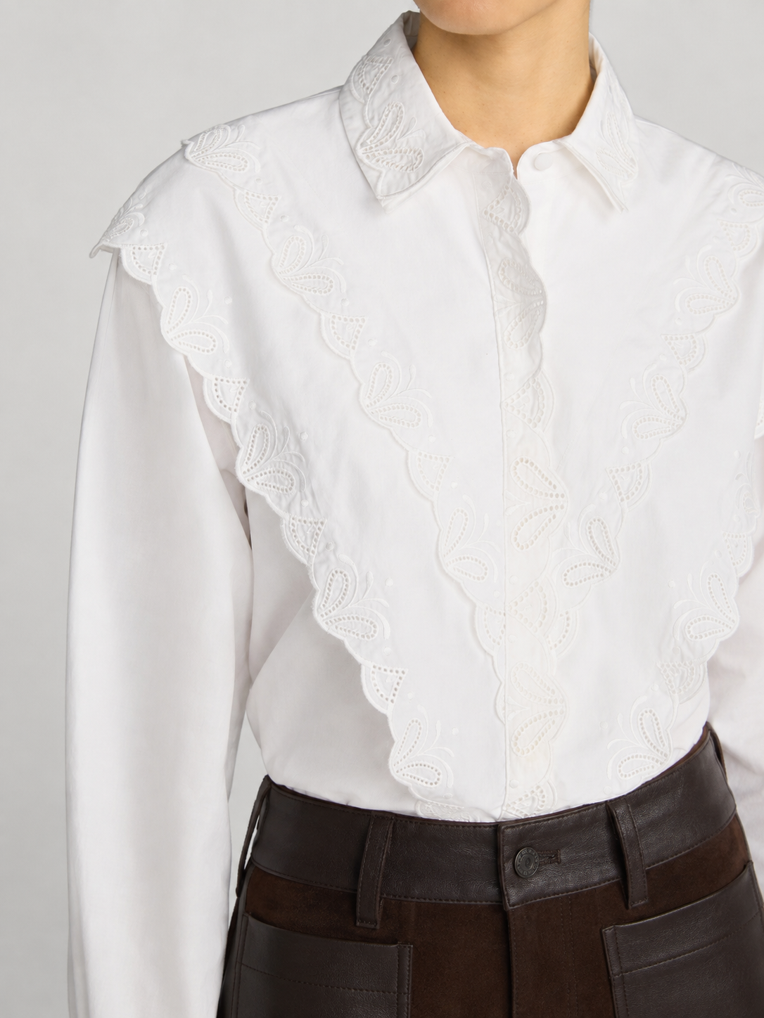 Frame The Poplin Equestrian Shirt in White - styled look