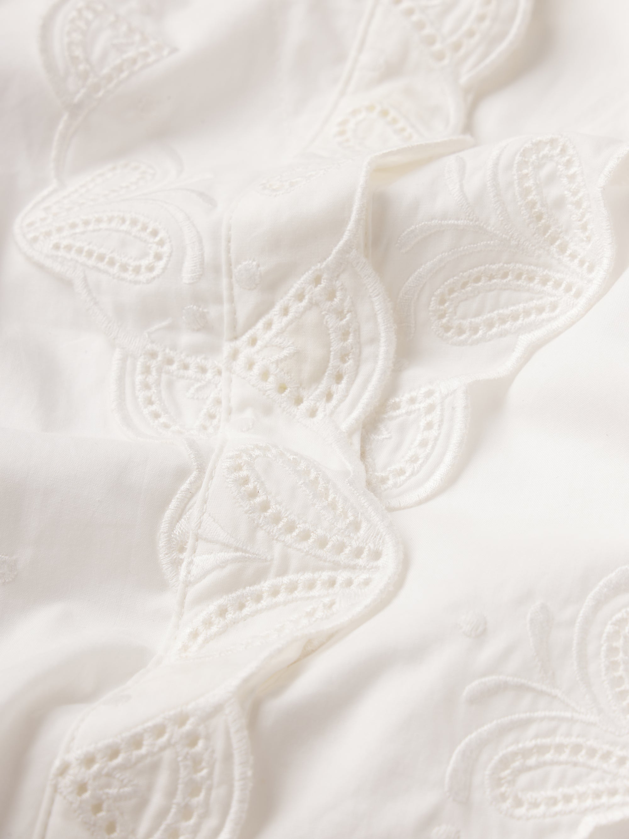 Frame The Poplin Equestrian Shirt in White - outfit inspiration