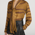 Frame The Silk Oversized Tie Shirt in Light Tiger Multi - styled look