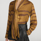 Frame The Silk Oversized Tie Shirt in Light Tiger Multi - styled look