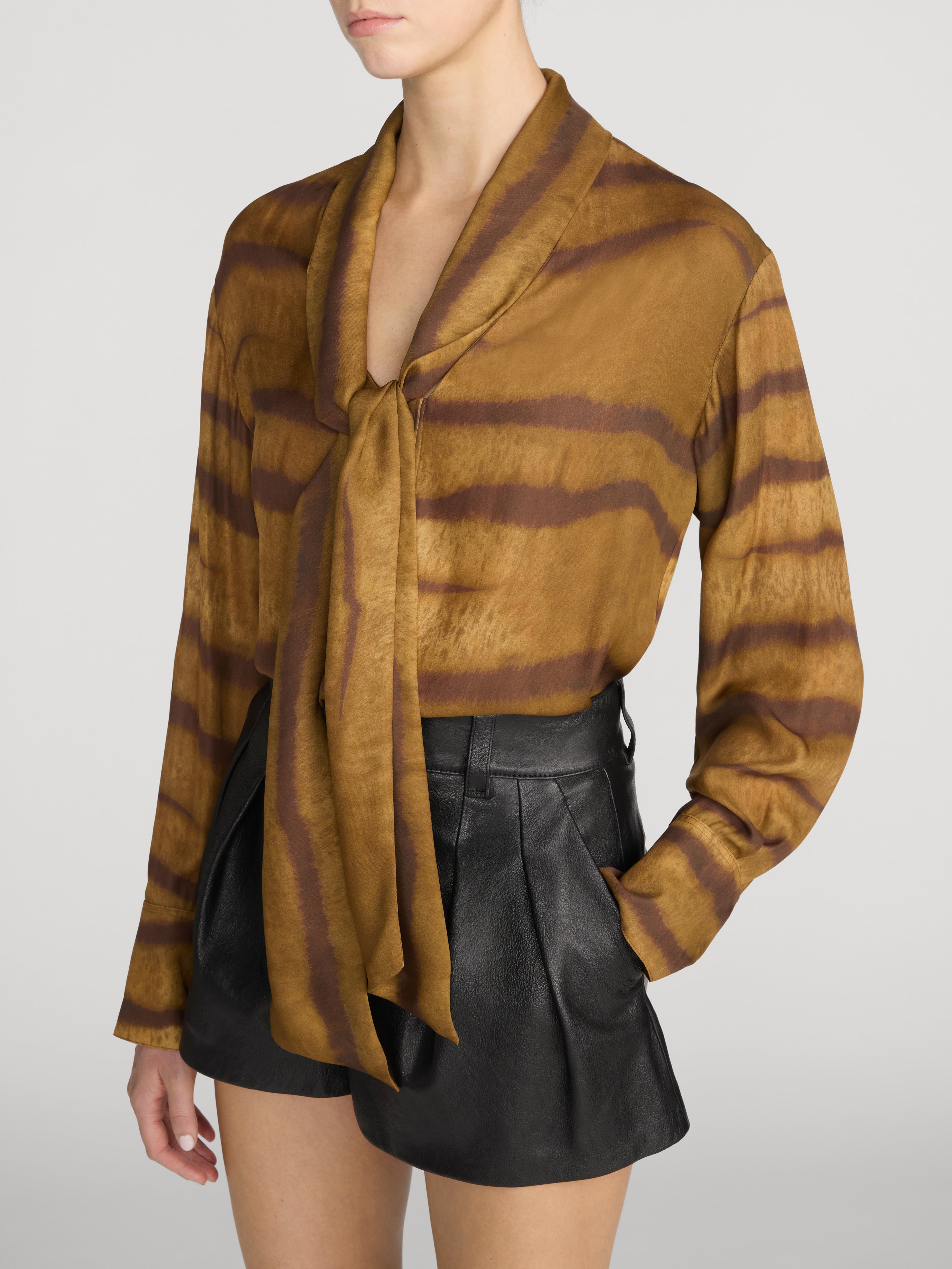 Frame The Silk Oversized Tie Shirt in Light Tiger Multi - styled look