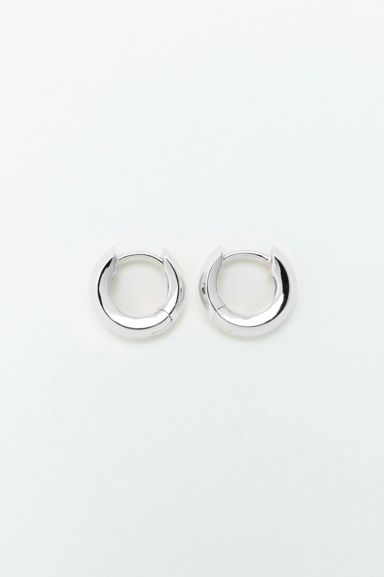 Nina Gordon Low Beam Hoops SMALL in Silver - detail view