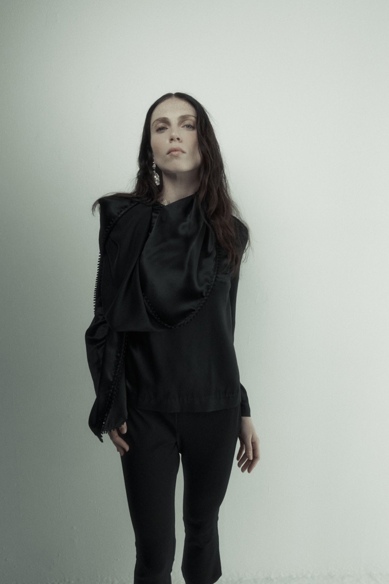 Harris Tapper Saul Top in Black - side view