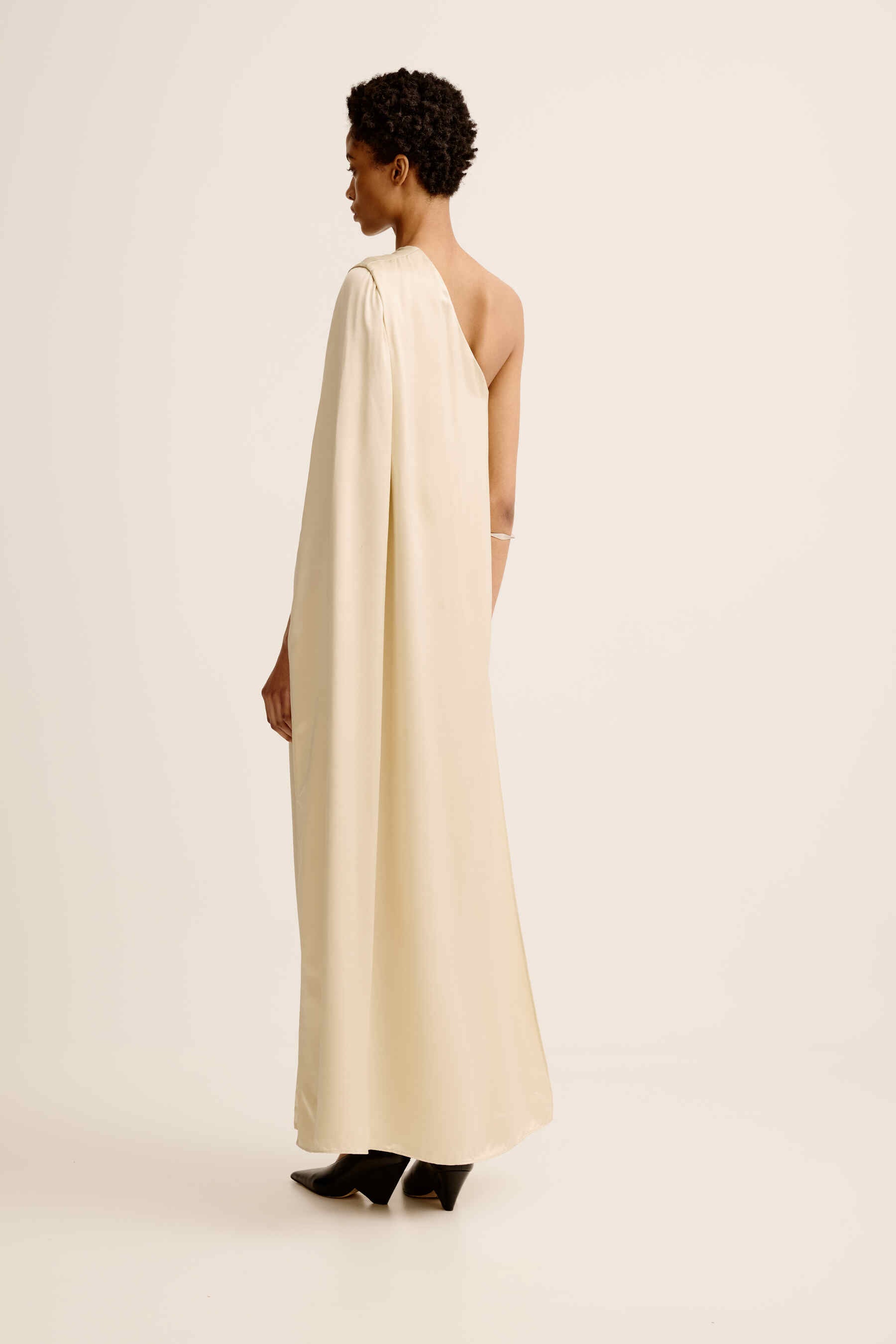 Olie Cape Dress | Oyster